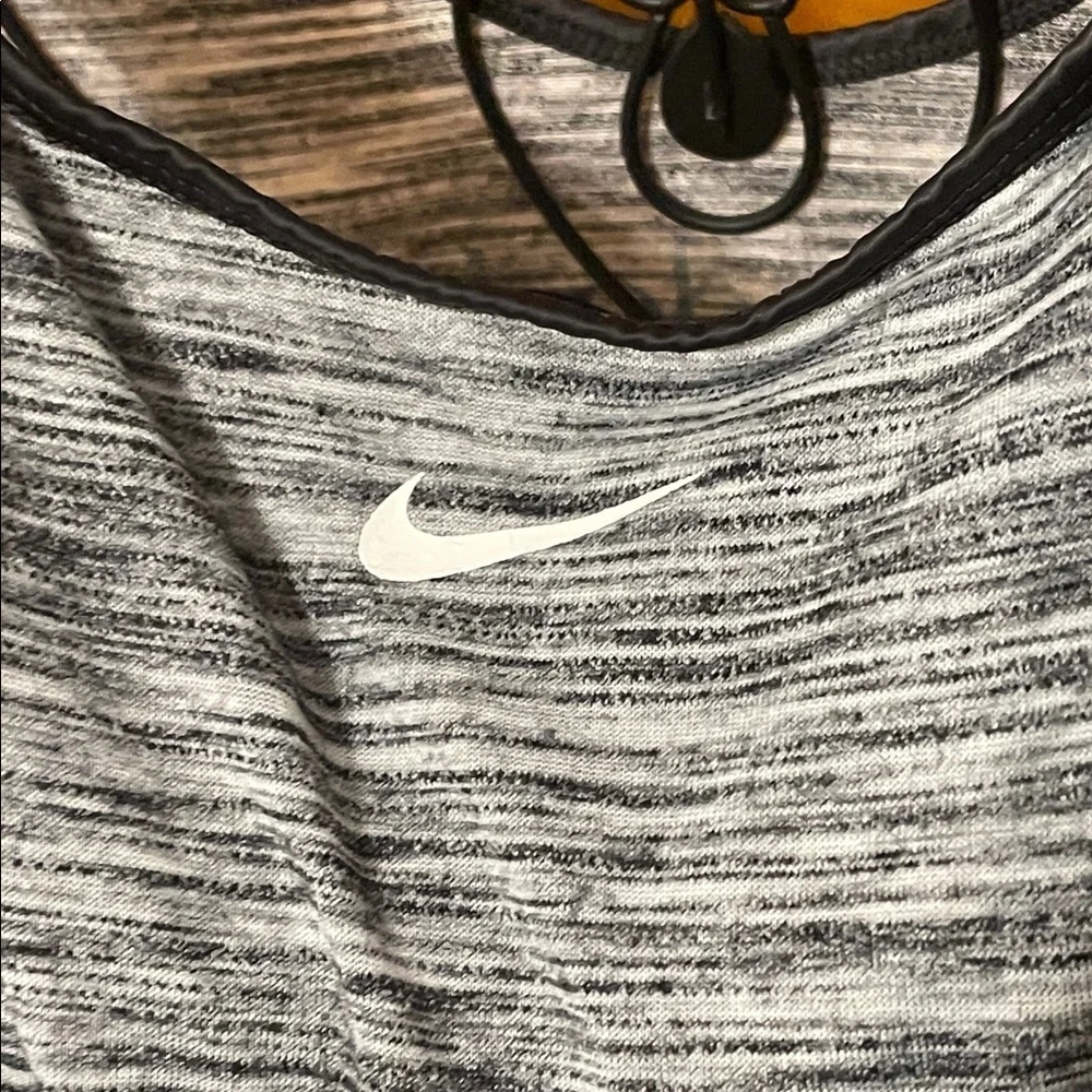 🏃‍♀️🏃‍♀️🏃‍♀️3 for 12$🏃‍♀️🏃‍♀️🏃‍♀️Nike Women's Black and White Striped Tank Top